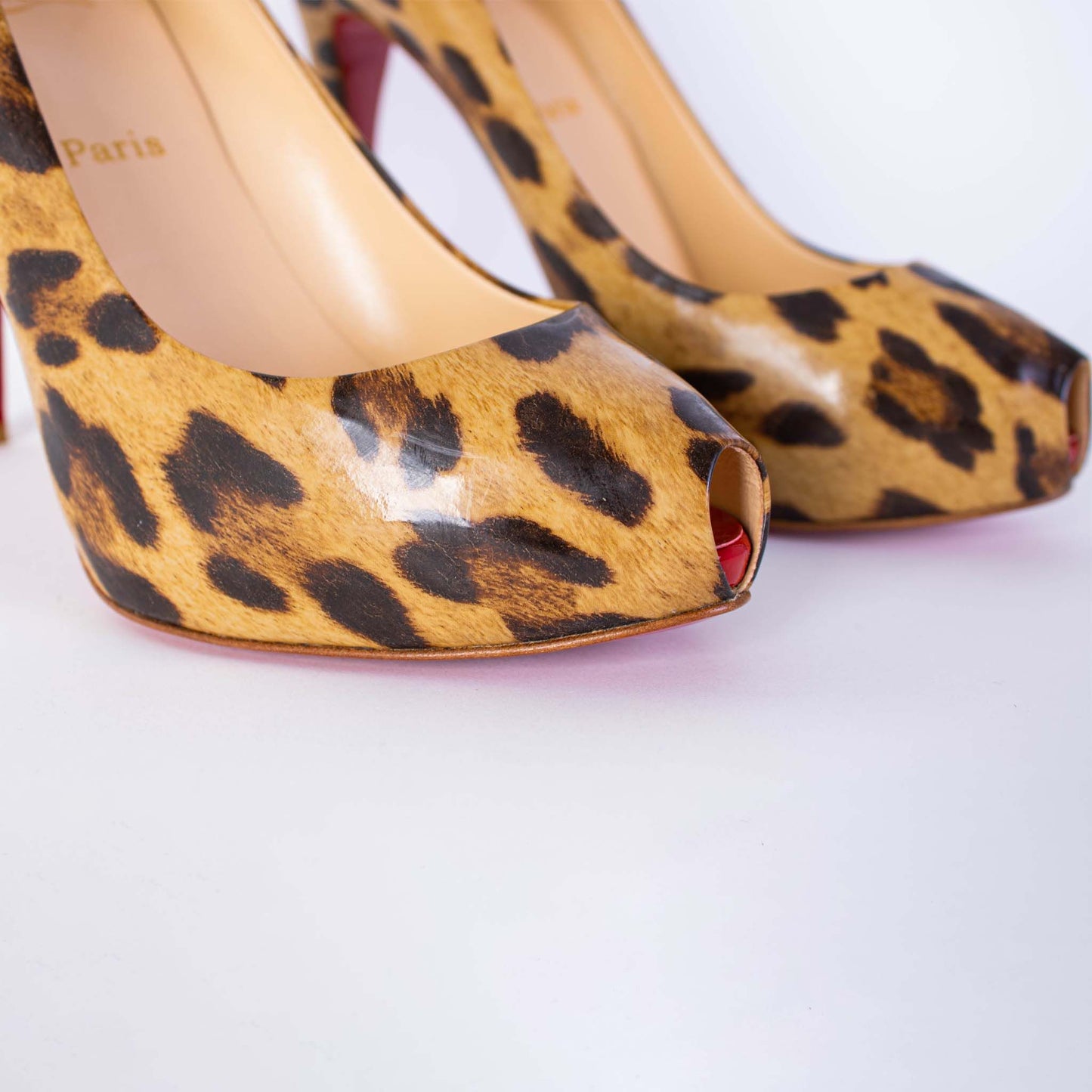 Elegant Leopard Print Leather Pumps