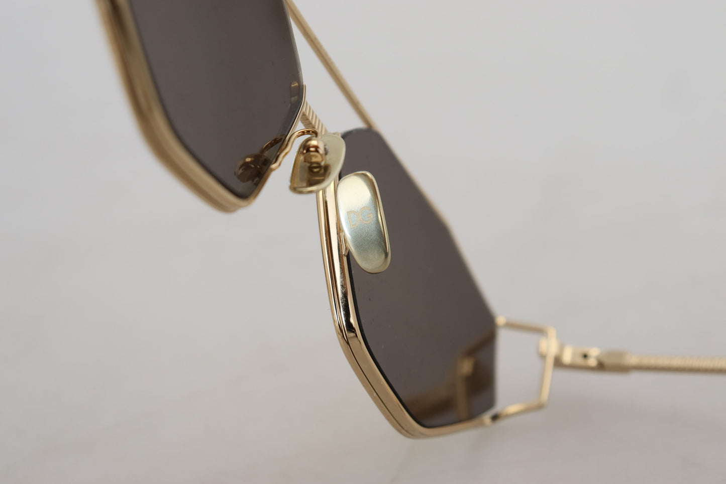 Elegant Gold Frame Sunglasses with UV Protection