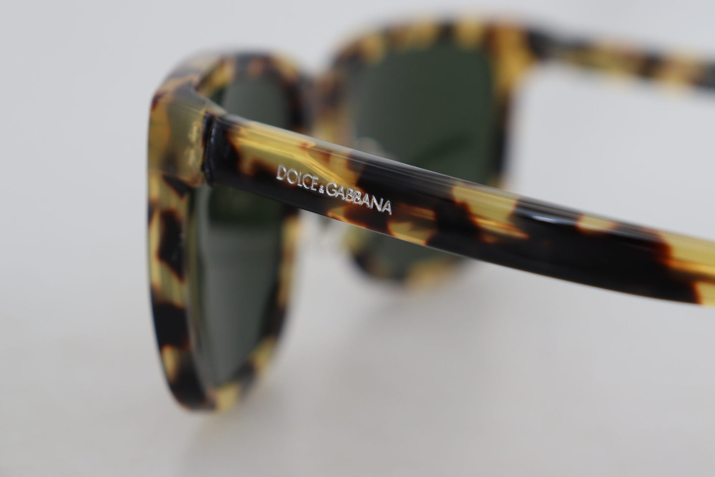 Elegant Havana Wayfarer Sunglasses