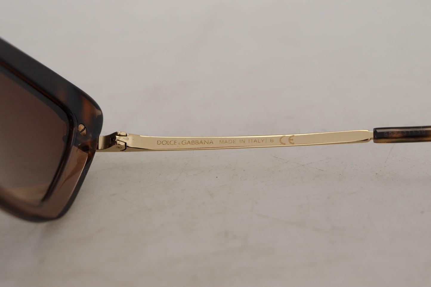 Elegant Cat Eye Sunglasses in Brown & Gold