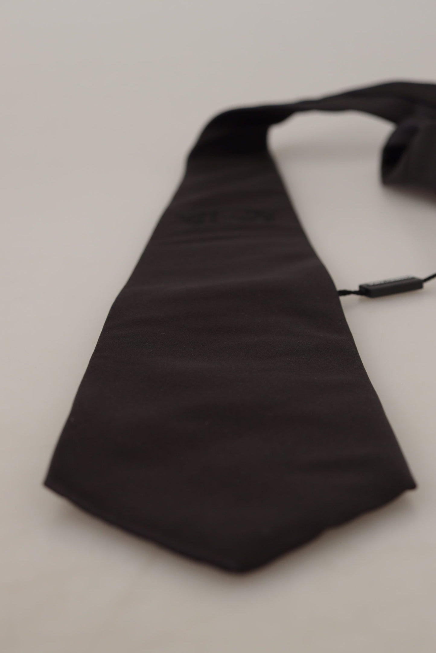 Sleek Silk Tie for the Refined Gentleman