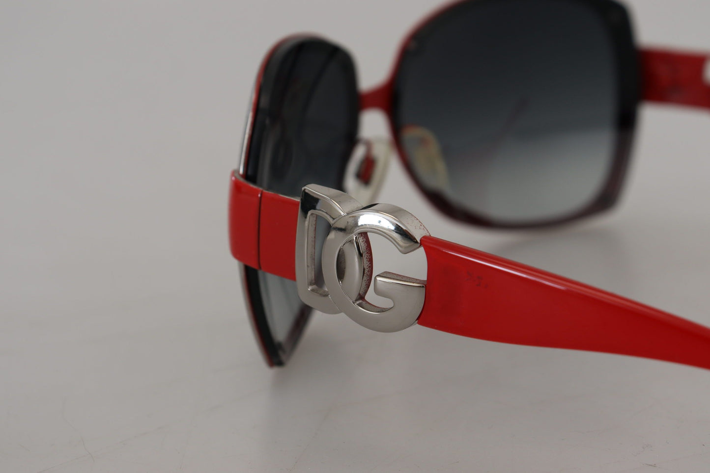 Elegance Redefined Silver Round Sunglasses