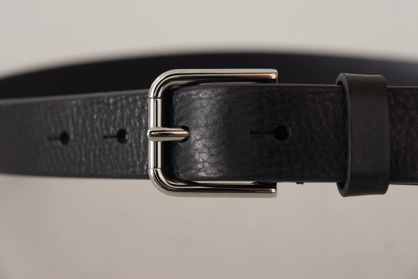 Elegant Leather Belt with Metal Buckle Closure