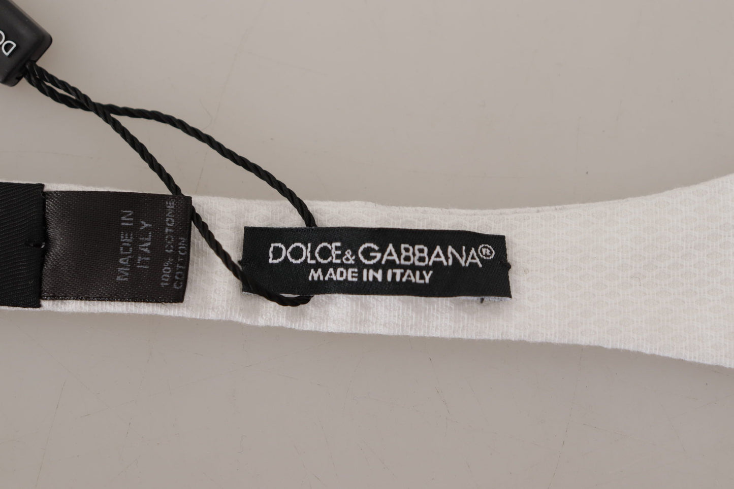 Elegant White Silk Tie for Sophisticated Gentlemen