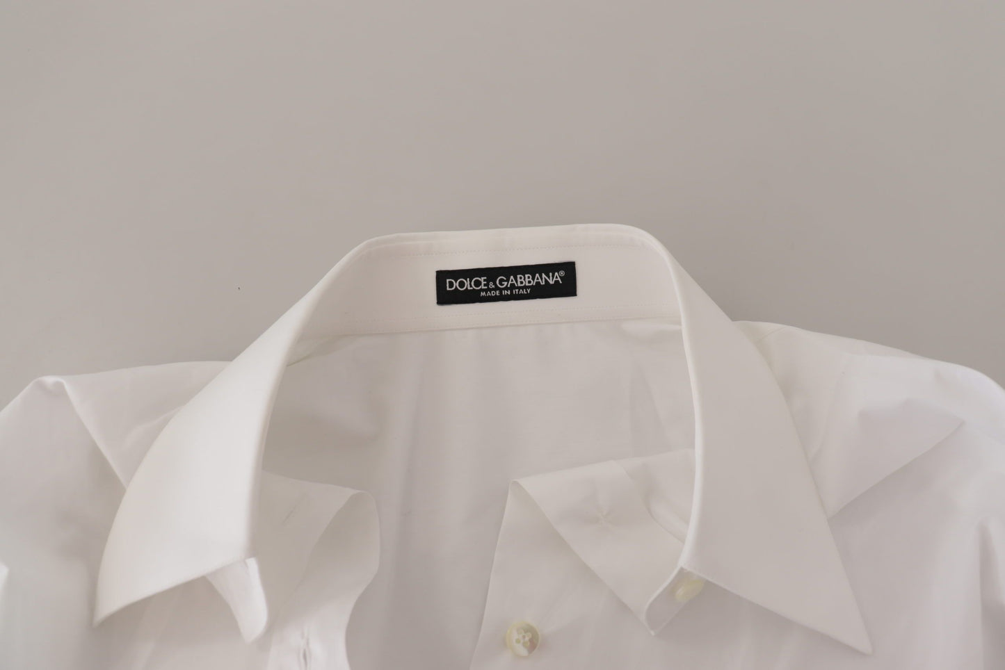 Elegant White Cotton Buttoned Shirt