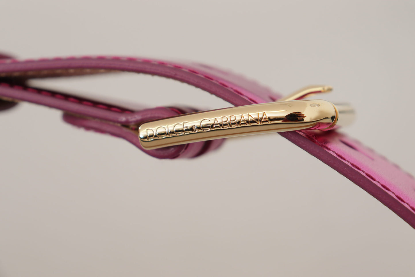 Chic Pink Leather Logo Buckle Belt