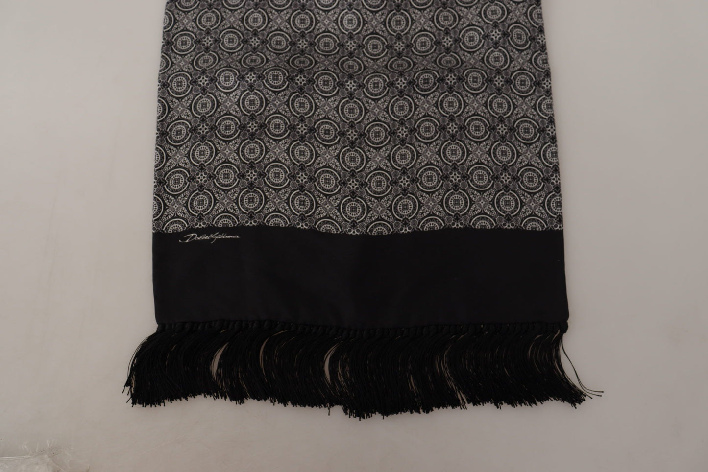 Elegant Silk Men's Scarf - Timeless Accessory