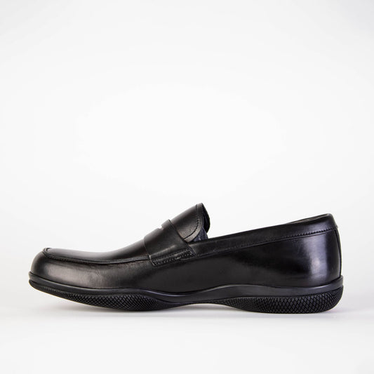 Elegant Black Leather Loafer with Iconic Sole