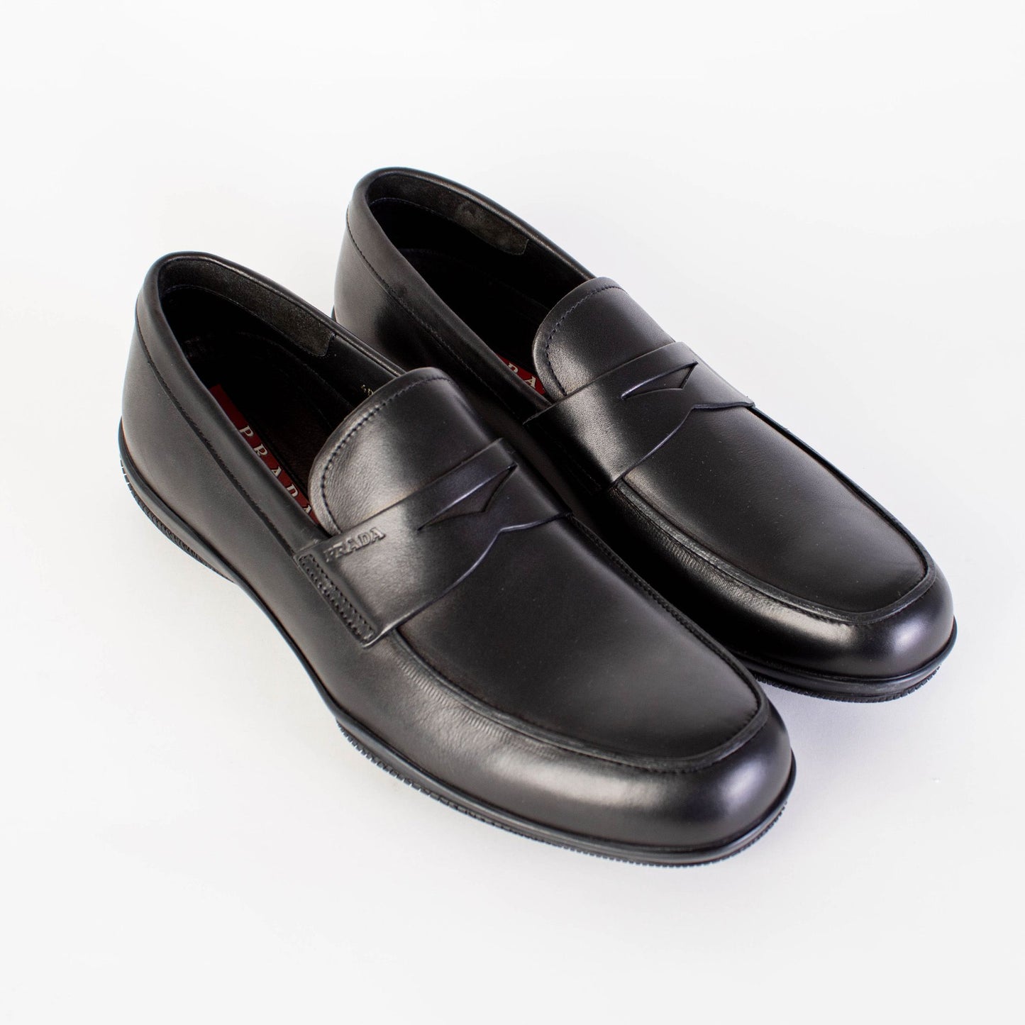 Elegant Black Leather Loafer with Iconic Sole