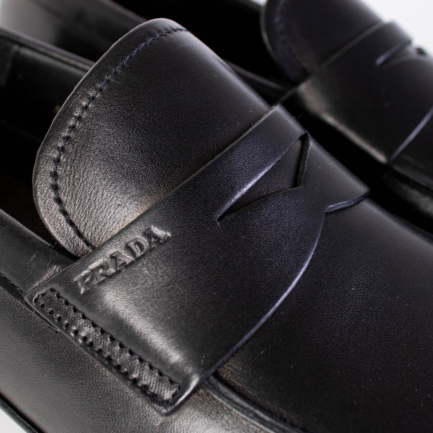 Elegant Black Leather Loafer with Iconic Sole