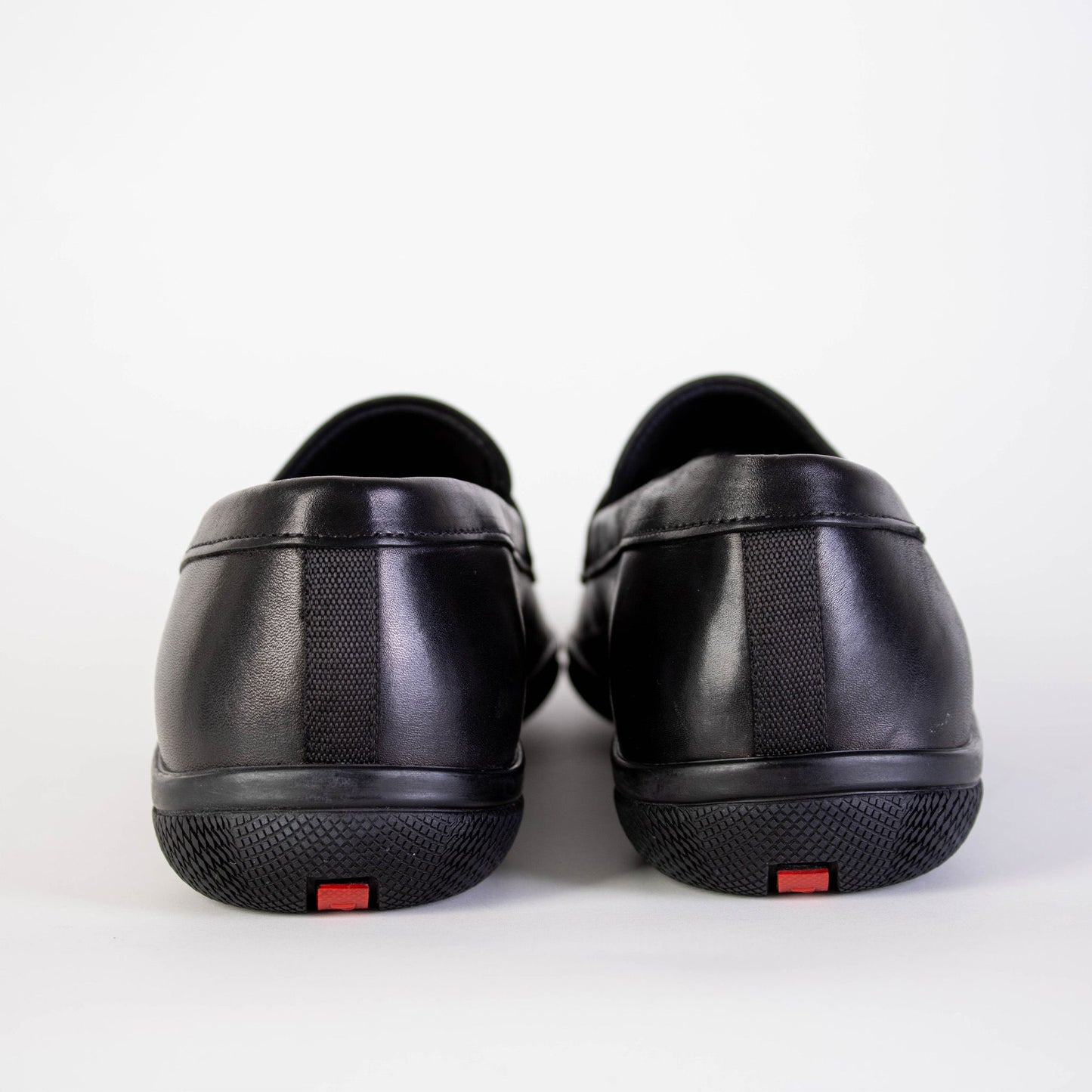 Elegant Black Leather Loafer with Iconic Sole