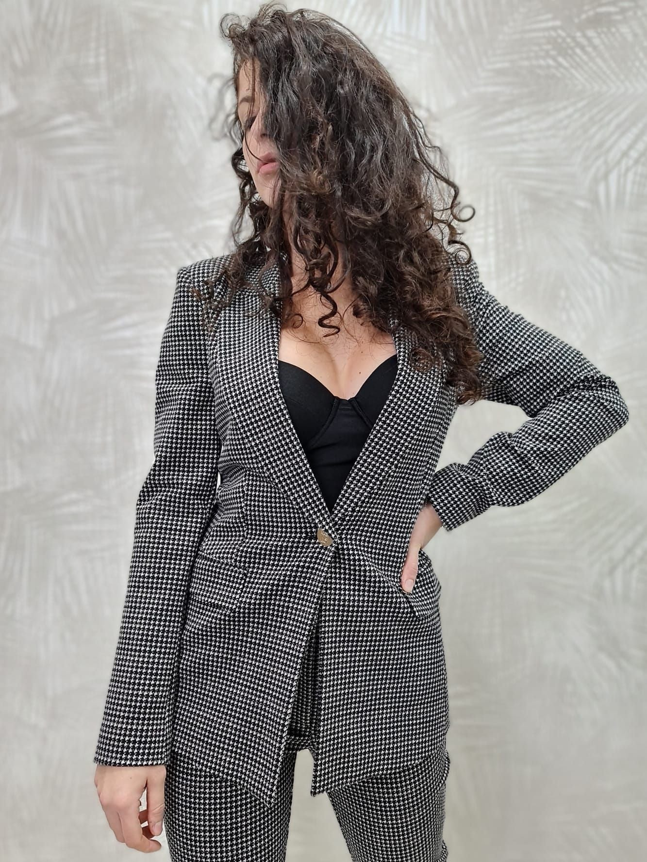 Chic Houndstooth Patterned Blazer with Gold Accents