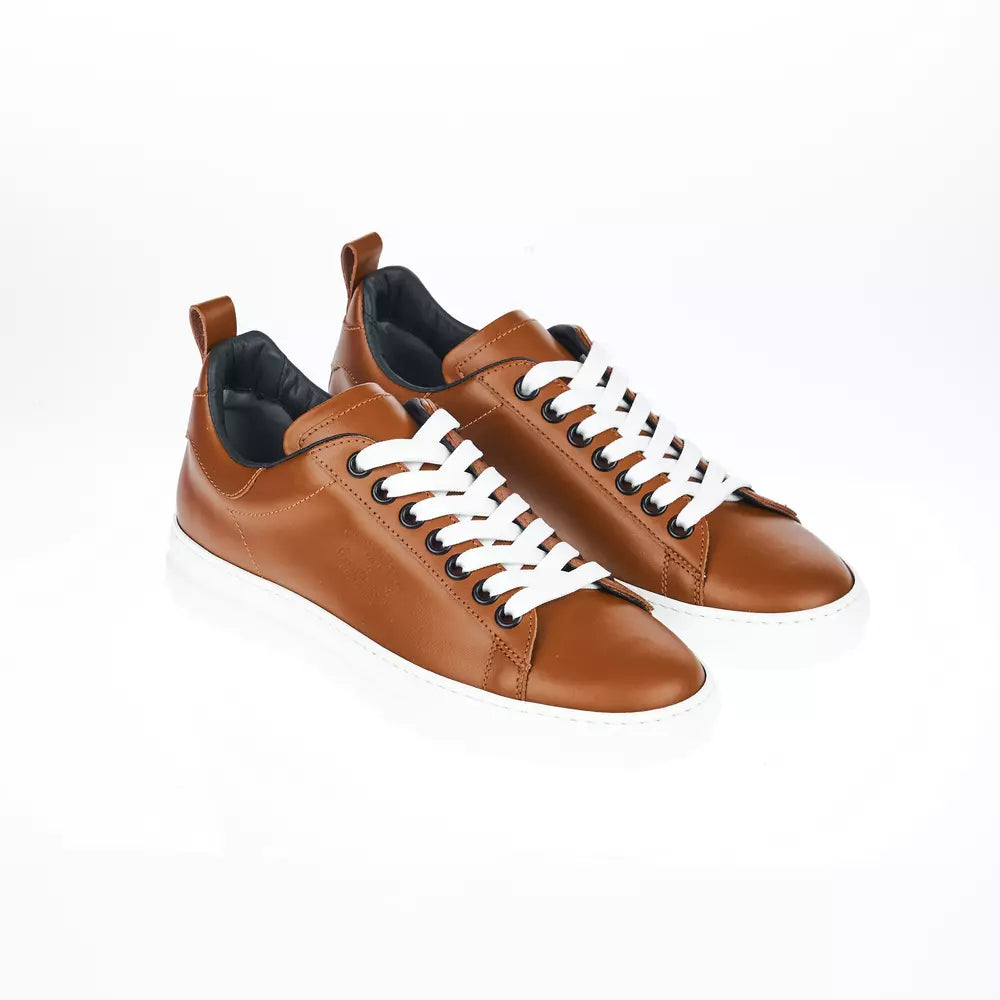 Elegant Leather Sneakers with Contrasting Sole