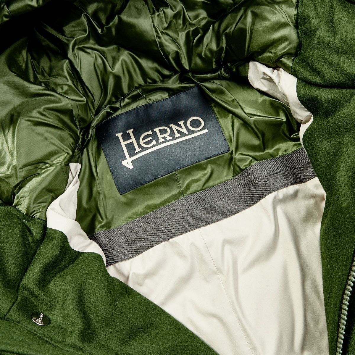 Elegant Green Water-Repellent Down Jacket with Hood