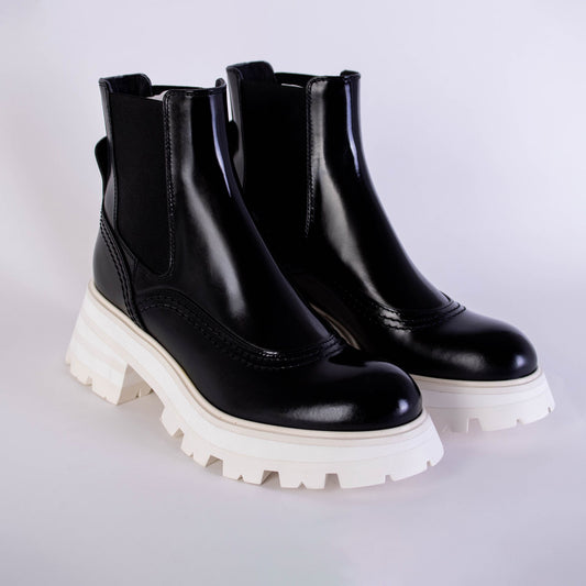 Elegant Leather Chelsea Boots with Flared Sole