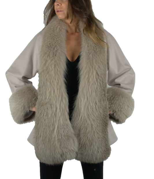 Elegant Beige Coat with Luxe Fox Fur Trim
