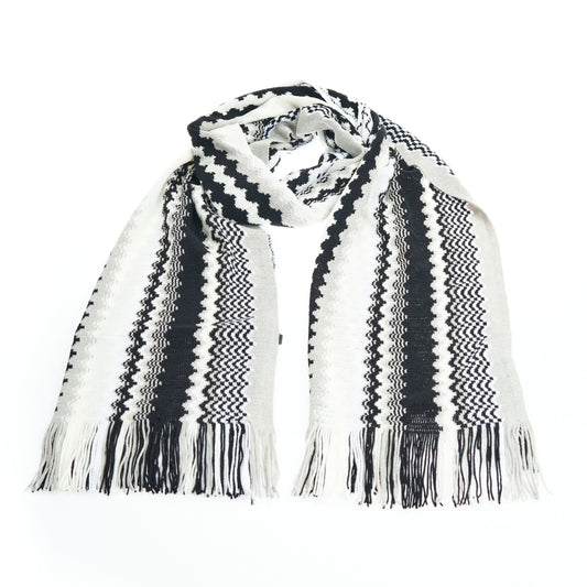 Chic Geometric Patterned Scarf with Fringes